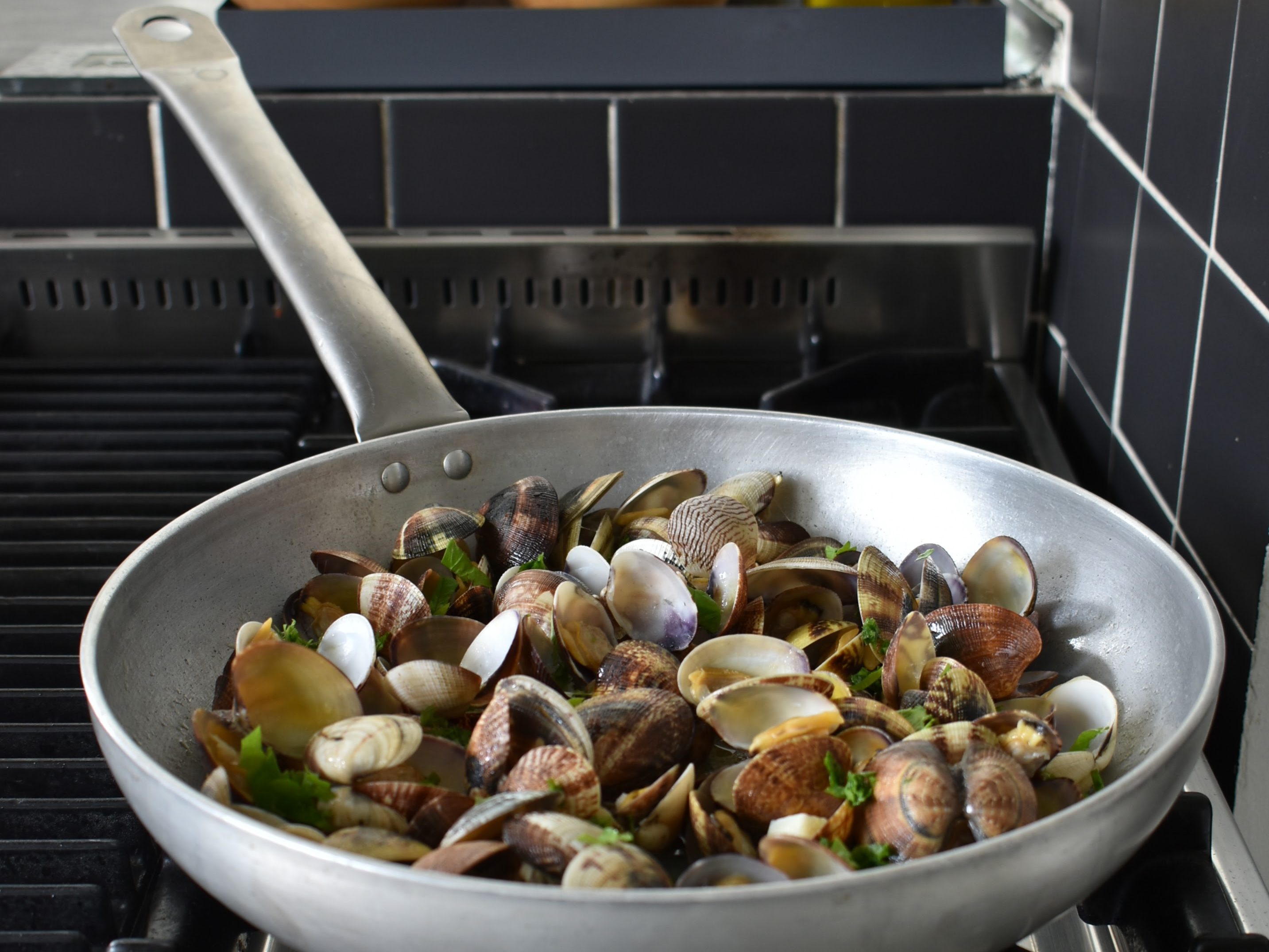 Traditional Spaghetti with Vongole - Spaghetti with Clams